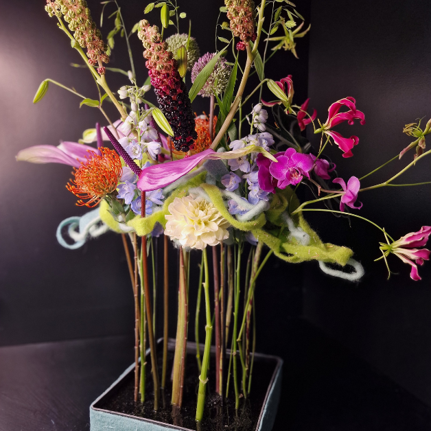 Pièce: arrangement de fleurs exotiques