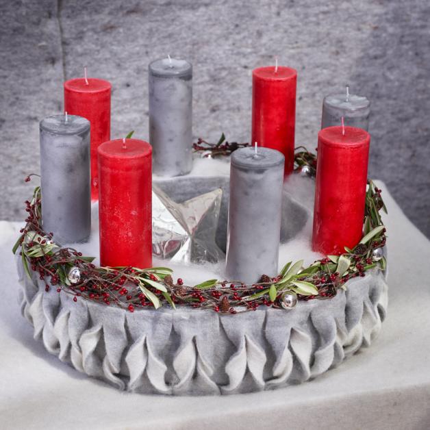 grau roter Adventkranz